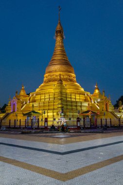 Işıklı antik tapınak görünümünü gözlemleyerek