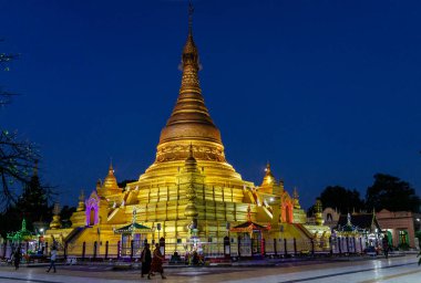 Işıklı antik tapınak görünümünü gözlemleyerek