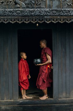 İki keşiş içinde ahşap kulübe konuşuyor