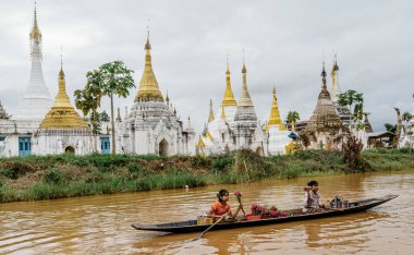 İki kadın teknede çiçekli