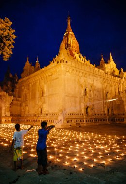Tapınak avlu mumlar yanan tam
