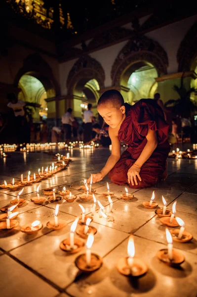Tapınak Işık mumlar keşiş