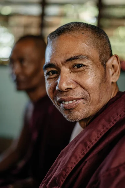 Gülümseyen ve kameraya bakarak keşiş