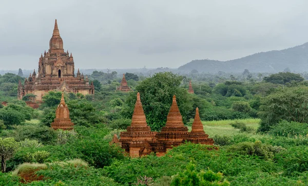 Antik tapınak görünümünü karmaşık gözlemleyerek
