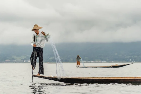 Uomo con rete da pesca su barca — Foto Stock
