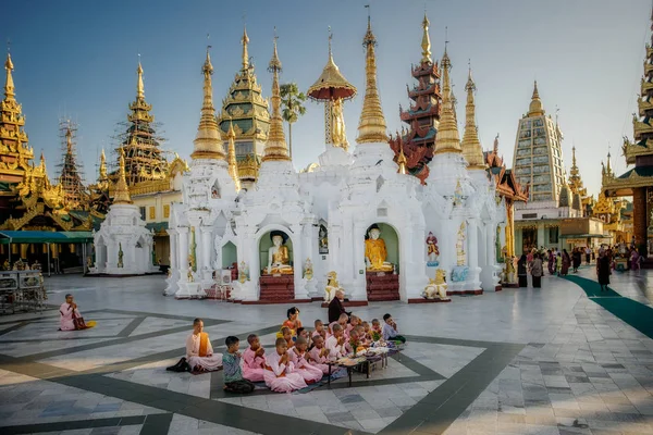 Buddhista Újonc szerzetes ül és imádkoznak — Stock Fotó