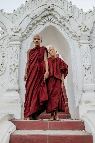 절 마당에 서 있는 승려 — 스톡 사진