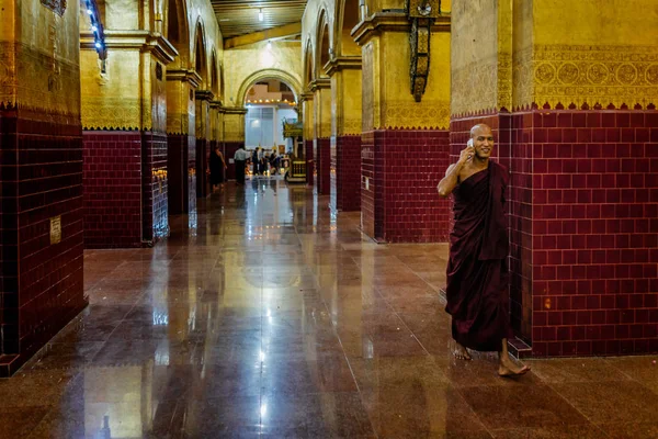 Monge budista andando e falando ao telefone — Fotografia de Stock