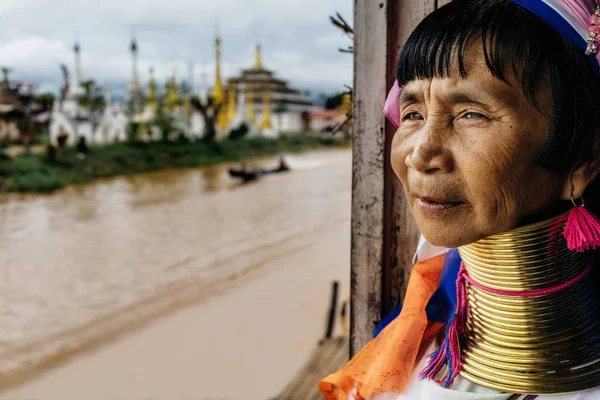 Kayan kadın vitrinlere bakıyor