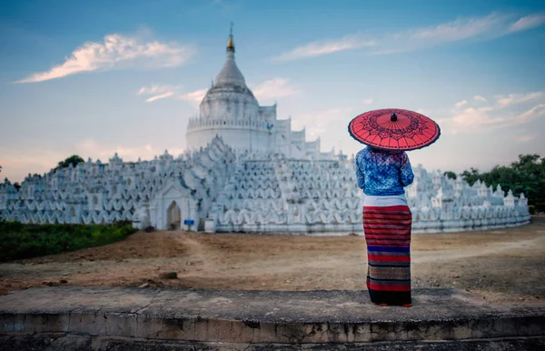 Şemsiye Tapınağı önünde kadınla
