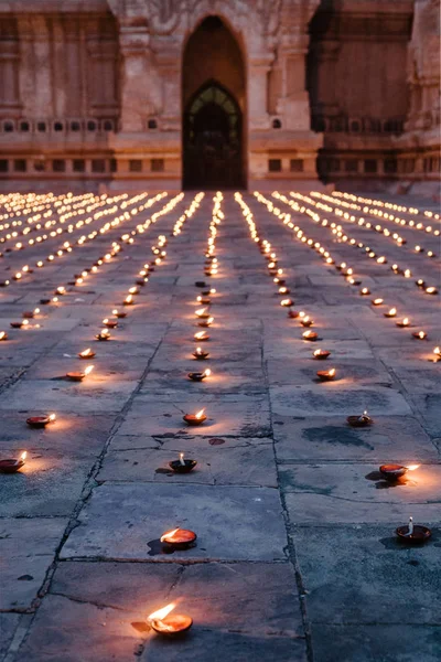 非常に熱い蝋燭の寺院の中庭 — ストック写真