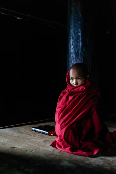 Budist rahip battaniye oturuşta sarılmış — Stok fotoğraf