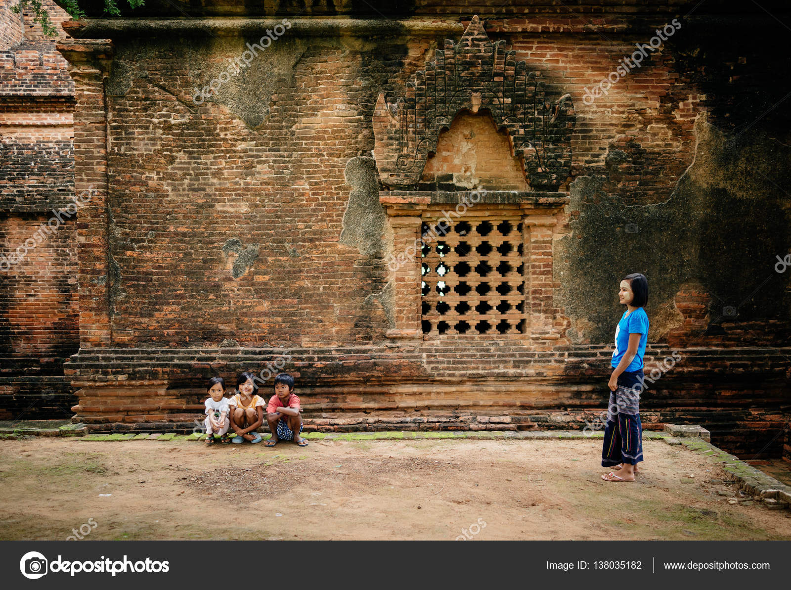 Niños sentados en cuclillas en el suelo — Foto editorial de stock