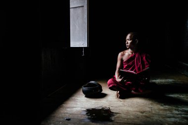 Oturma ve kitap okuma Budist rahip