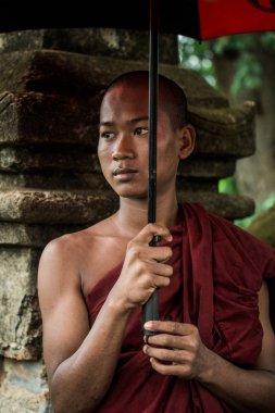 Şemsiye ile ayakta Budist rahip