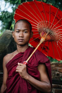 Şemsiye ile ayakta Budist rahip