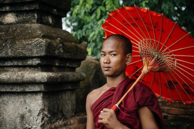 Şemsiye ile ayakta Budist rahip