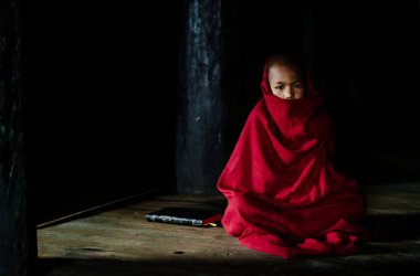 Budist rahip battaniye oturuşta sarılmış