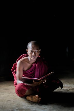 Oturma ve kitap okuma Budist rahip