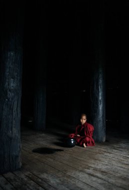 Katta oturan acemi Budist rahip