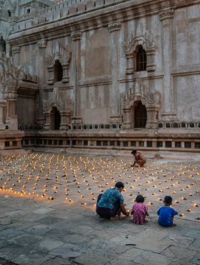 Tapınak avlu mumlar yanan tam