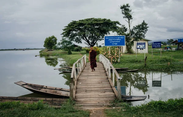 Tre munkar promenader på landsbygden bro — Stockfoto