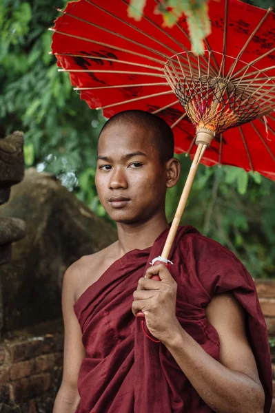 Şemsiye ile ayakta Budist rahip