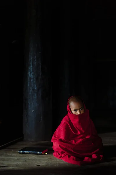 Monge budista envolto em cobertor sentado — Fotografia de Stock