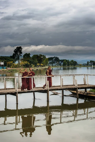 Tre monaci che camminano sul ponte rurale — Foto Stock