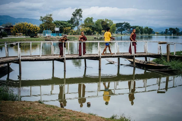 Drei Mönche gehen auf ländlicher Brücke — Stockfoto