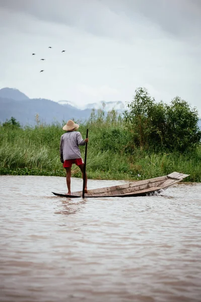 Uomo in piedi sulla barca — Foto Stock