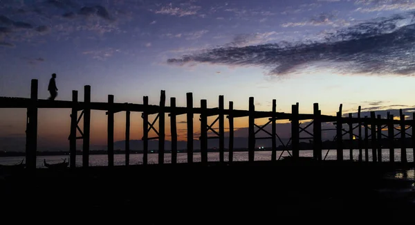 Silhouette of man walking on pier — Stock Photo, Image