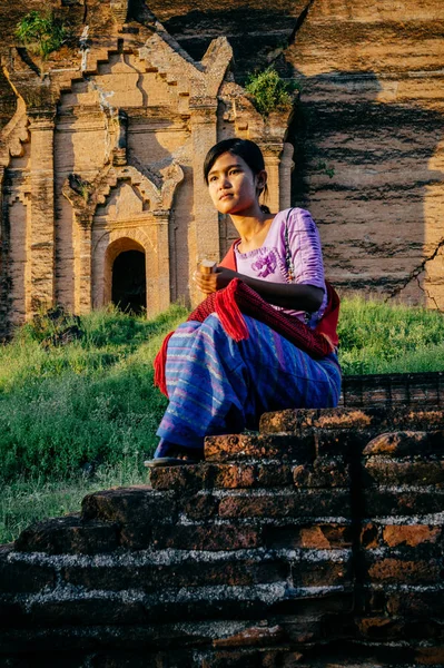 Mujer sentada frente al templo — Foto de Stock