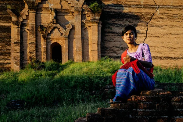 Mujer sentada frente al templo — Foto de Stock