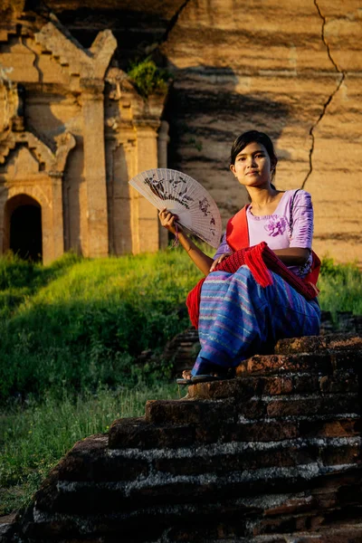 Mujer sentada frente al templo — Foto de Stock