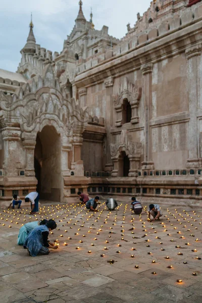 Tempel binnenplaats vol met het branden van kaarsen — Stockfoto