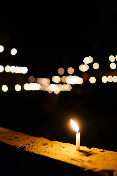 돌 표면에 밤에 타는 촛불 — 스톡 사진