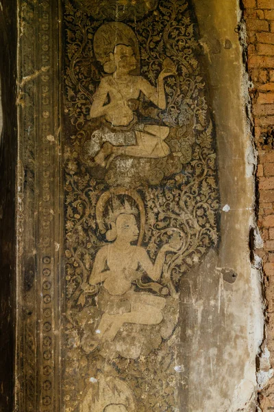 Starodávné buddhistické basreliéf v chrámu — Stock fotografie