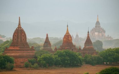 Antik tapınak görünümünü karmaşık gözlemleyerek
