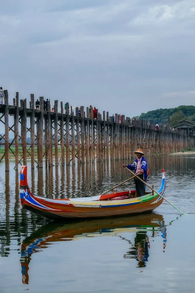 Adam ahşap Köprüsü yakınlarında teknede — Stok fotoğraf
