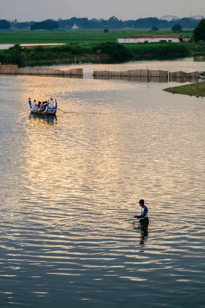 Nehirde balık tutma erkekler — Stok fotoğraf
