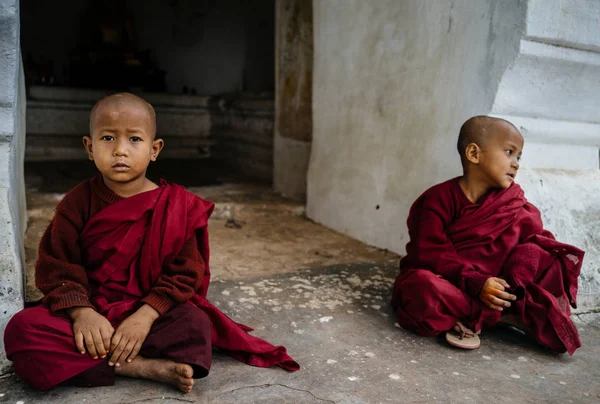 Little monks sitting in front of temple — Stock Photo, Image