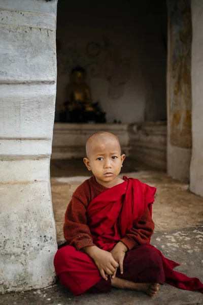 Weinig monnik zit van de tempel — Stockfoto