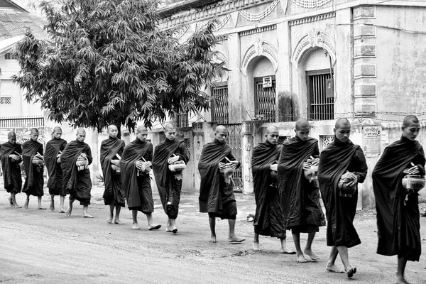 Barfota buddhistiska munkar på processionen — Stockfoto