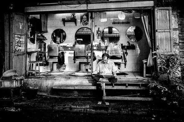 Barber reading newspaper — Stock Photo, Image