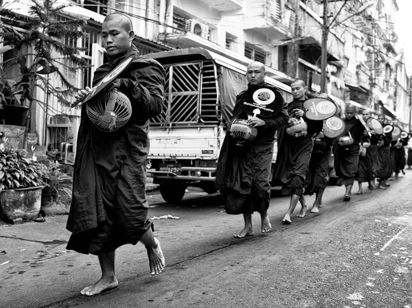 Monjes budistas descalzos en procesión —  Fotos de Stock