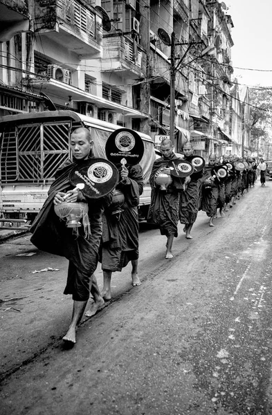 Boso mnichów buddyjskich na procesji — Zdjęcie stockowe