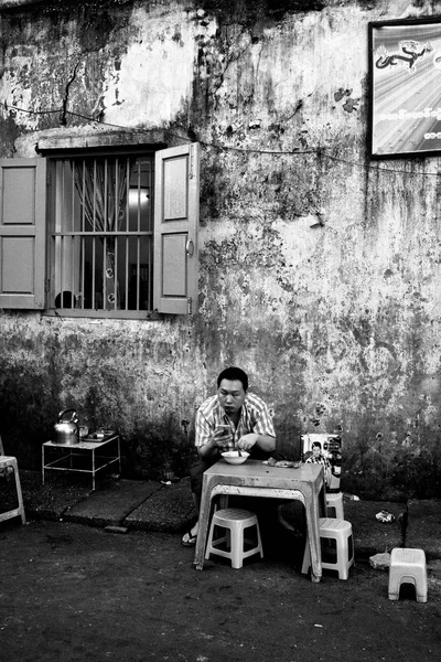 Man sitting at table and using phone — Stock Photo, Image