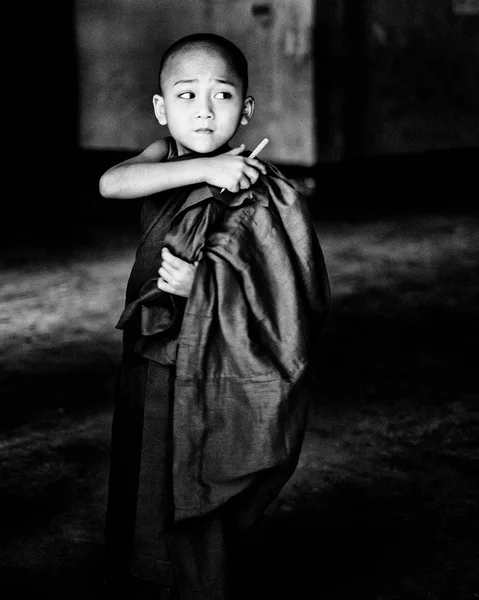 Λίγο βουδιστής μοναχός, βάζοντας στα ρούχα — Φωτογραφία Αρχείου