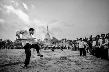 Adam kılıçla dans